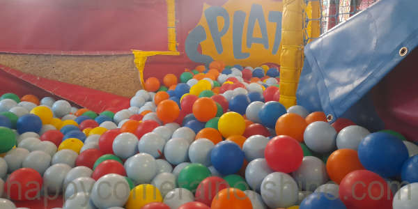 Wacky Warehouse Vine Inn ball pit area with some wear and tear.